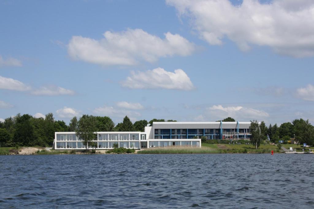 森夫滕贝格森夫滕贝格湖海滩酒店的水体上的大型建筑