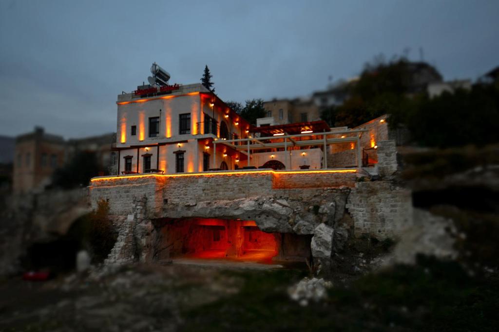 HalfetiTÜRKMEN KONAGI HALFETİ BUTİK OTEL的一座红灯的房子的模型