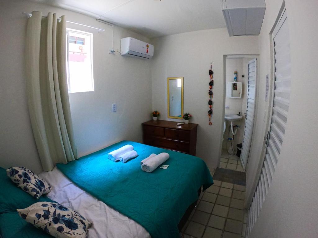 嘎林海斯港Porto Paraiso Hostel的一间卧室配有一张床,上面有两条毛巾