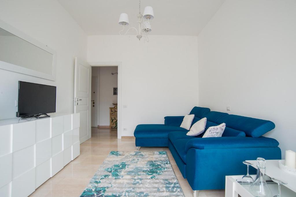 罗马A Casa di Ale的客厅配有蓝色的沙发和电视