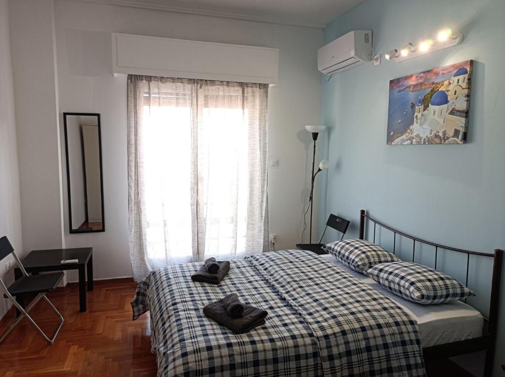 雅典Rooms in the apartment (Leontiou)的一间卧室配有一张床,上面有两条毛巾