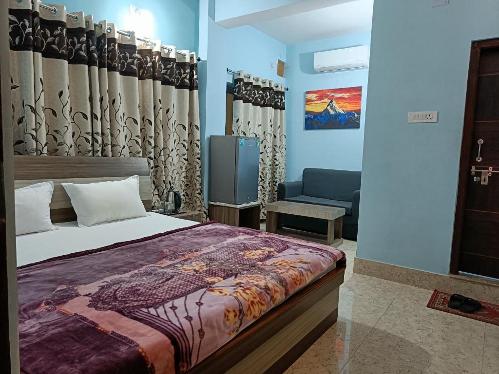 贾纳克布尔Hotel Vrindavan Palace的一间卧室配有一张床和一个沙发
