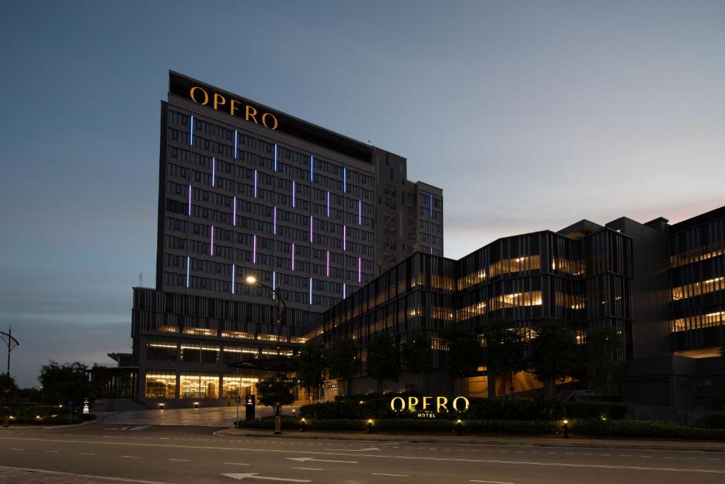 新山Opero Hotel Southkey Johor Bahru的上面有标志的办公楼