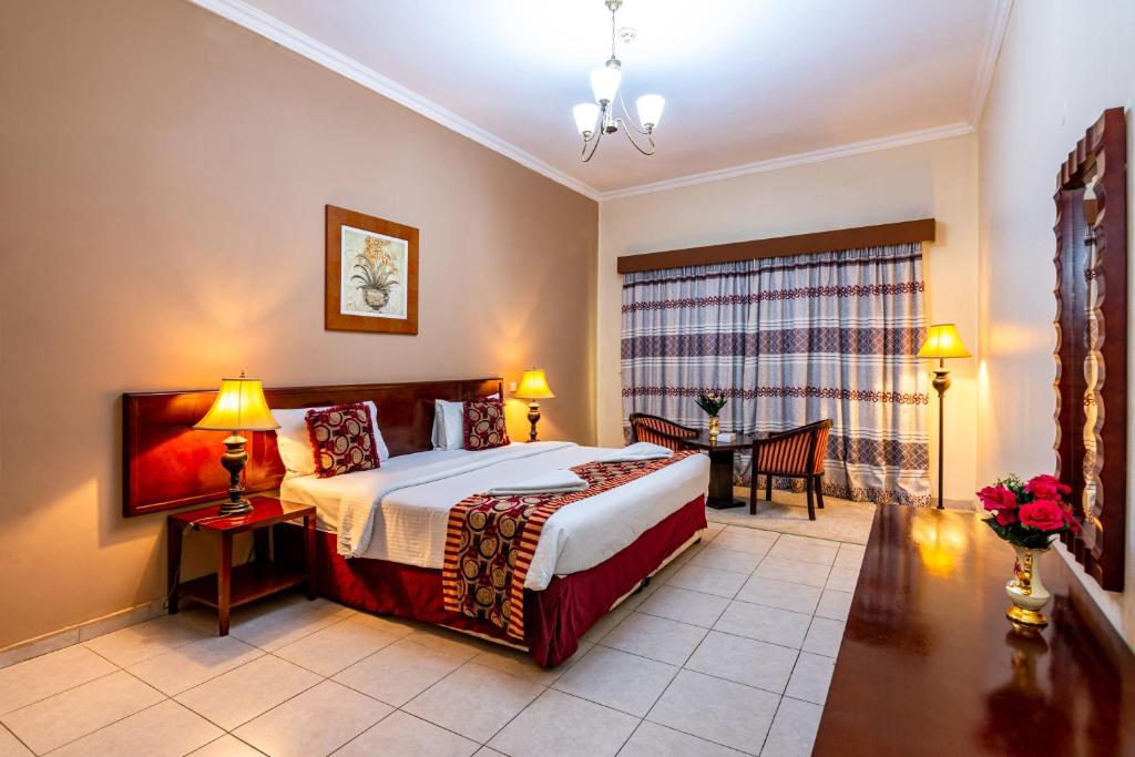 迪拜图标酒店公寓的卧室配有一张床和一张桌子