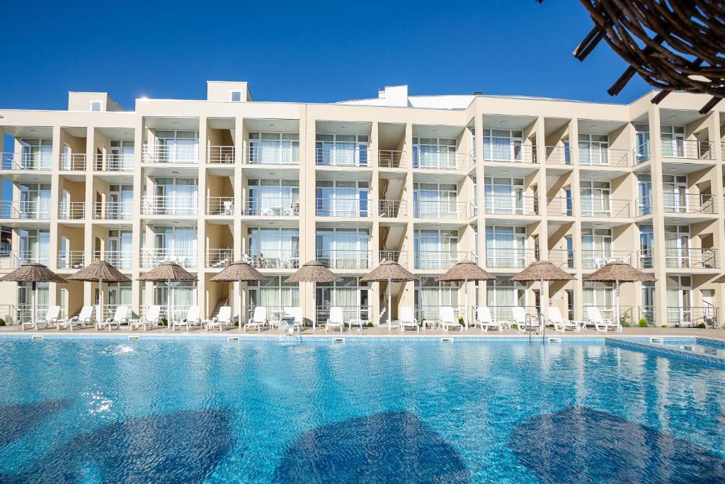 扎托卡GRAND Hotel的酒店设有一个大型游泳池,配有椅子和遮阳伞
