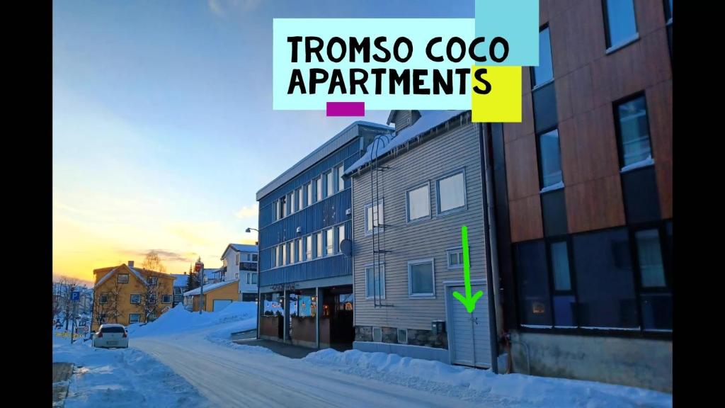 特罗姆瑟Tromso Coco Apartments in Center的一座带标志的建筑,上面写着一个troposcoco公寓的标志