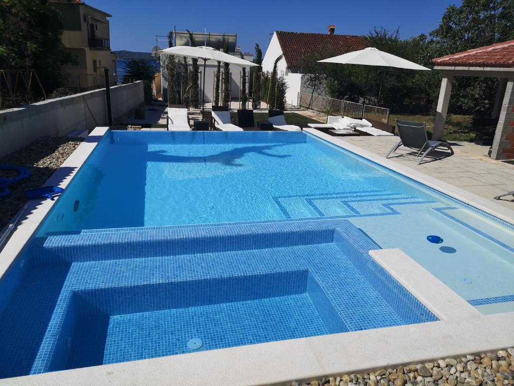 苏科尚Villa Lukas的一座蓝色的游泳池