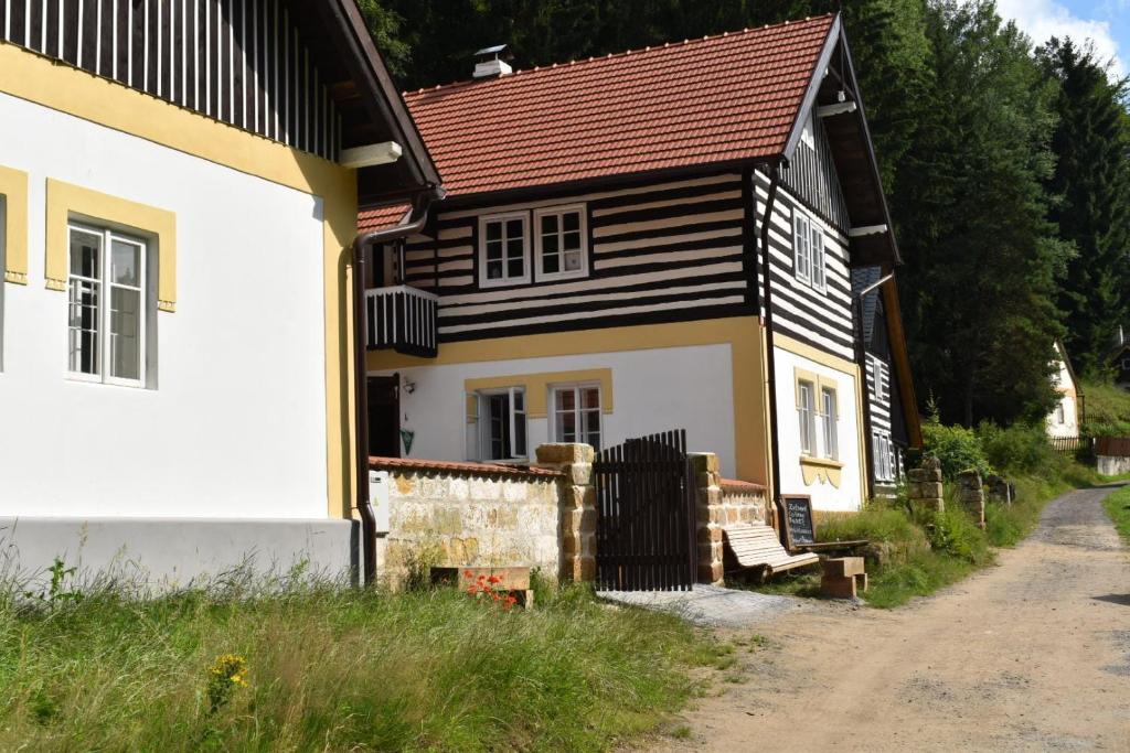 Kaninský DŭlHlucov - Penzion & Restaurace -的前面有长凳的房子