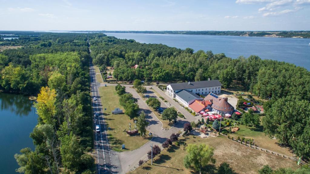 Skoki DużeGościniec pod Żaglami的享有湖畔度假胜地的空中景致