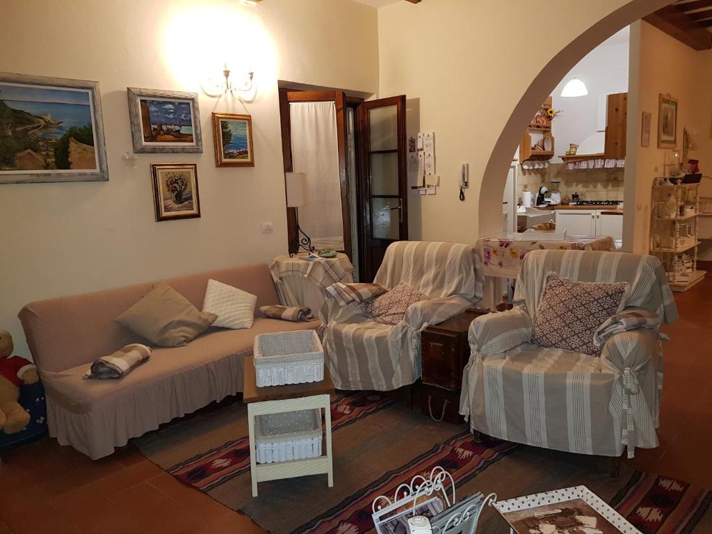 比萨Casale Cisanello的一间客厅,客厅配有沙发和椅子
