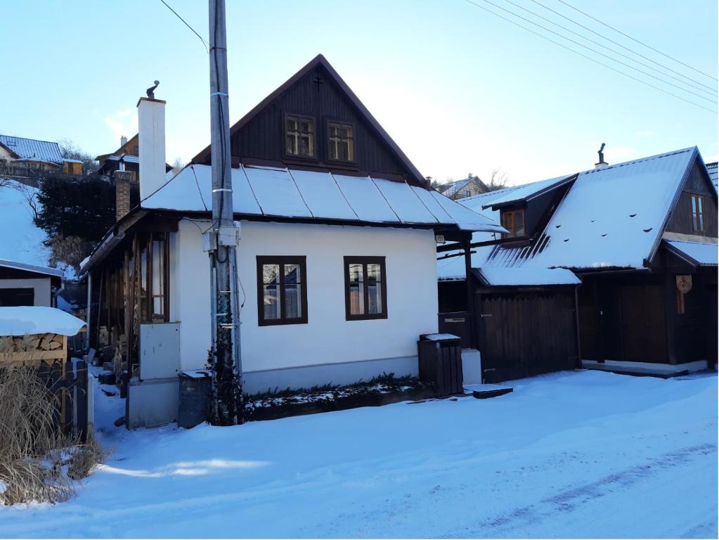 米托博德杜比荣U včelárov的雪中带黑色屋顶的白色房子