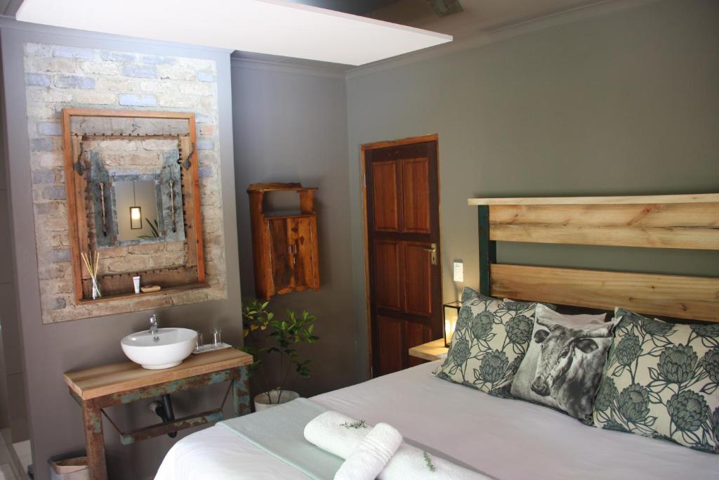 鲁德普特Green Pascua的一间卧室配有一张带水槽和镜子的床
