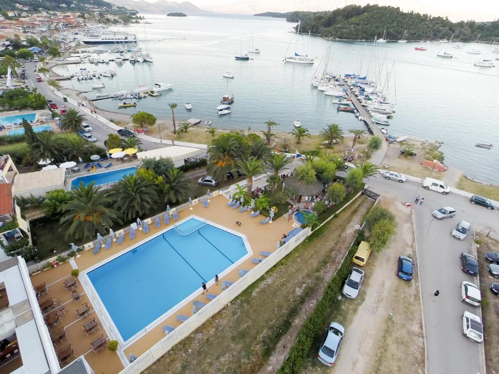 奈德里阿索斯酒店的海港的空中景致,设有一个大型游泳池