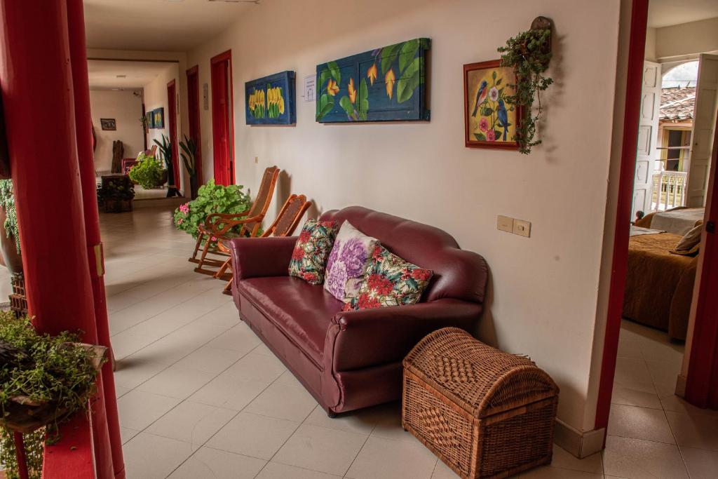 贾丁Hotel Casa Grande的客厅配有棕色的沙发和椅子