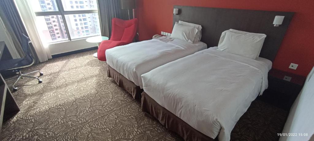 哥打京那巴鲁克拉甘酒店的酒店客房设有两张床和电视。