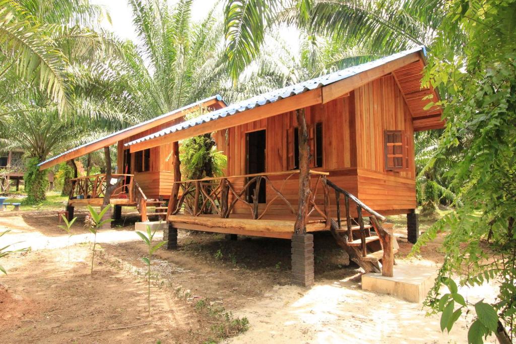 考索考索棕榈景观度假酒店的森林中间的小木房子