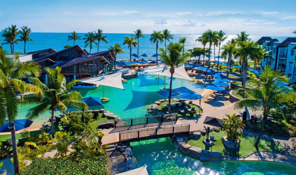 丹娜努斐济丽笙度假酒店的享有度假村游泳池的空中景致