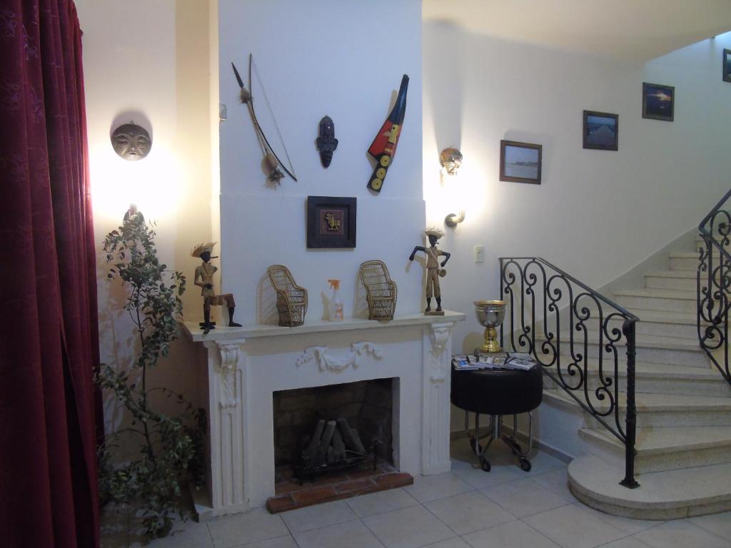 科尔多瓦Casamundocba的一间带壁炉和楼梯的客厅