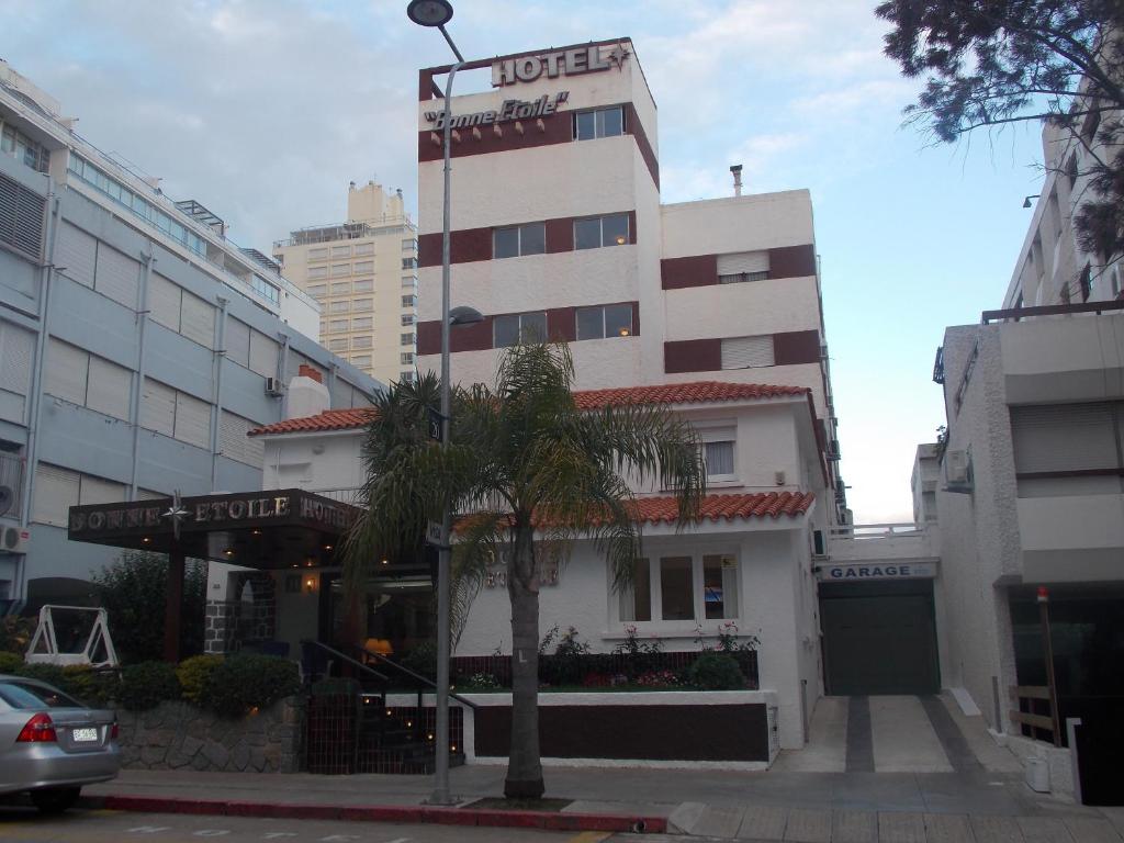 埃斯特角城博纳星辰酒店的一座建筑前有棕榈树的酒店