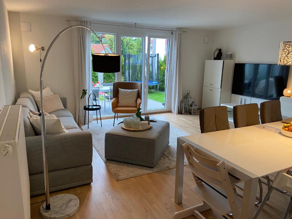 梅尔斯堡Ferienwohnung I Ferienhaus am Bodensee I Meersburg I Sauna I Fitness的客厅配有沙发和桌子