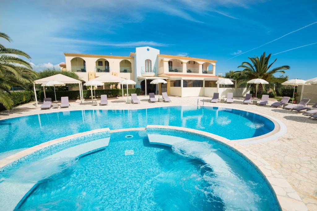 哥斯达雷瓦斯赛罗餐厅酒店的别墅前的游泳池