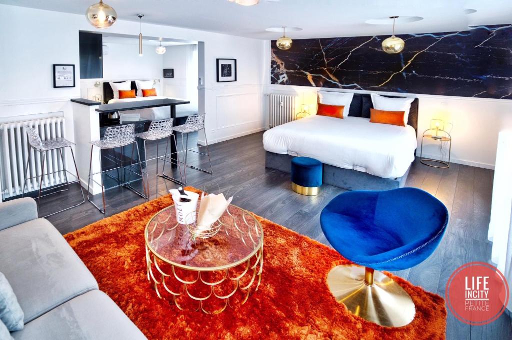 斯特拉斯堡LİFE İNCİTY - Petite France By Life Renaissance的酒店客房配有床、桌子和沙发。