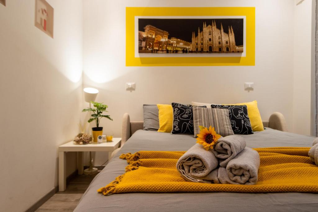 米兰Lemon Suite - Fiera Milano - City Life的一间卧室配有两张带毛巾的床