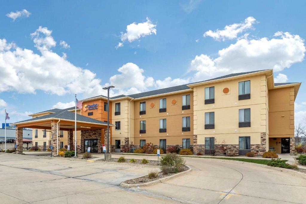 锡达拉皮兹Comfort Inn & Suites Cedar Rapids North - Collins Road的酒店前方的 ⁇ 染