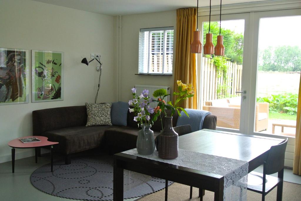 纽南De Heerlykheid的客厅配有沙发和桌子