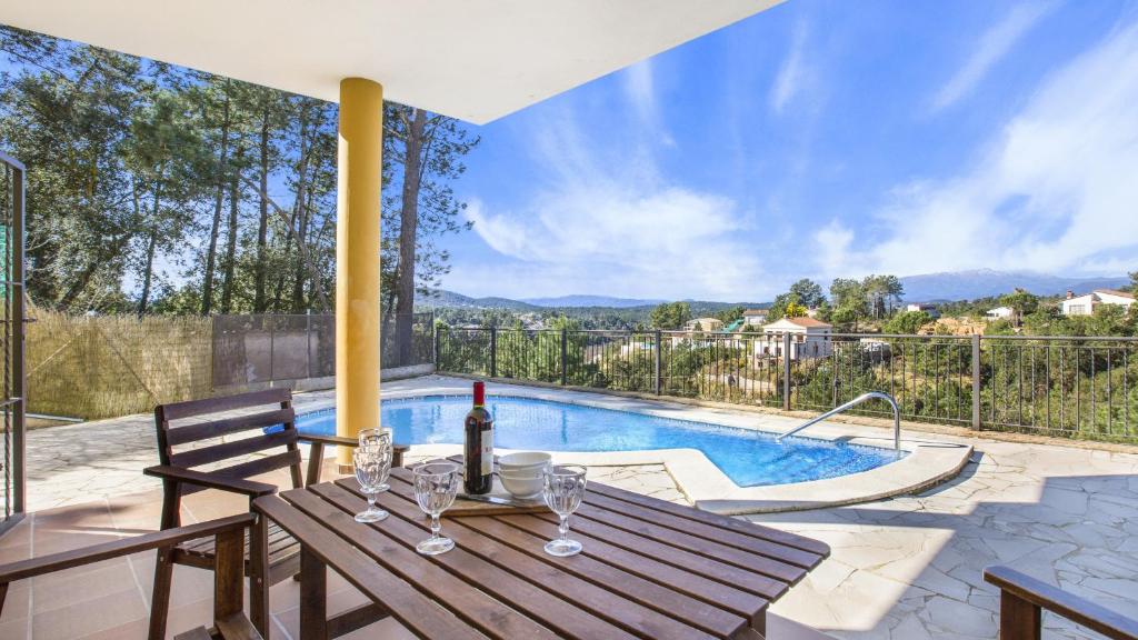 蒙特巴巴特Villa Camel - Lloret de Mar的一个带桌子和游泳池的庭院