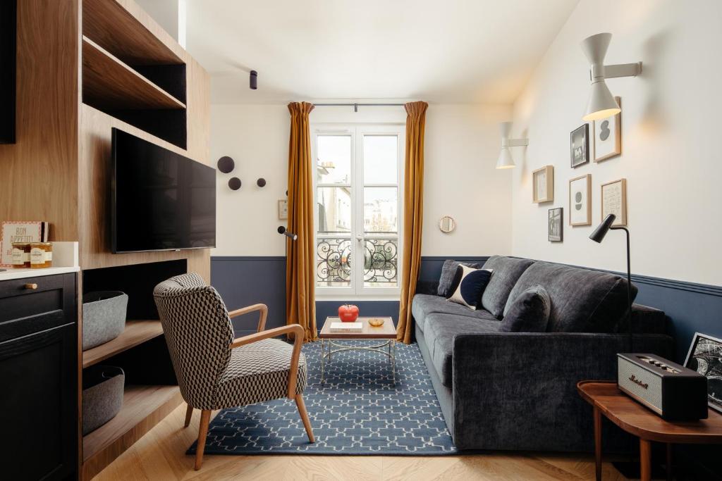 巴黎My Maison In Paris Montmartre的带沙发和电视的客厅