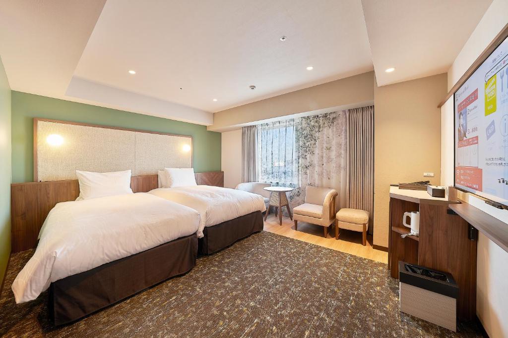 东京Keisei Richmond Hotel Tokyo Kinshicho的酒店客房设有一张大床和一台电视。