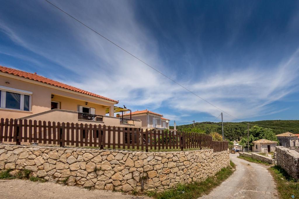 Ágios NikólaosDimitras House的路边石墙房子