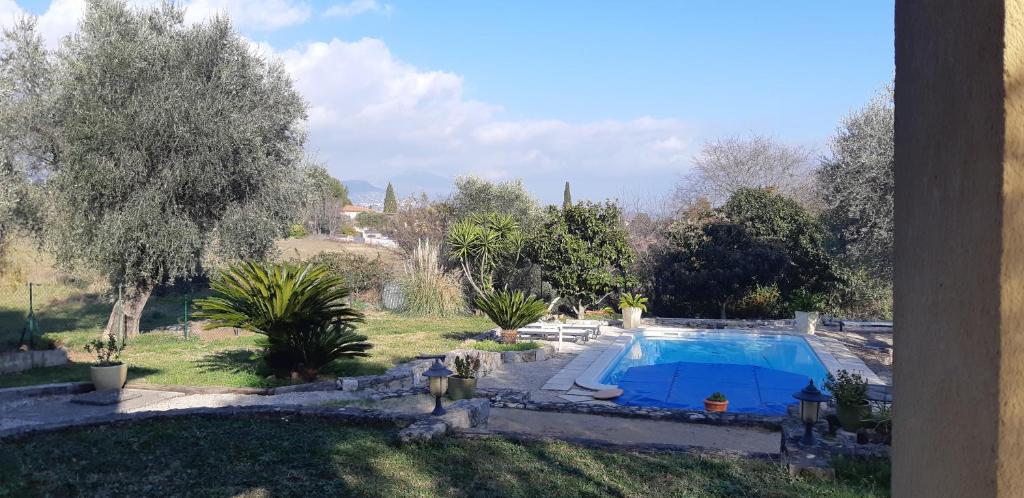 格拉斯La Bastide Grassinque的一座树木繁茂的庭院内的游泳池
