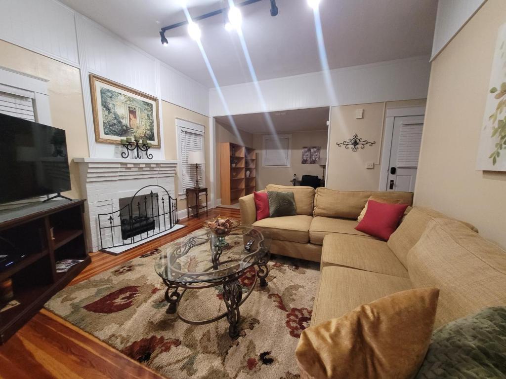 莱克兰EXQUISITE FAMILY HOME的带沙发、桌子和电视的客厅