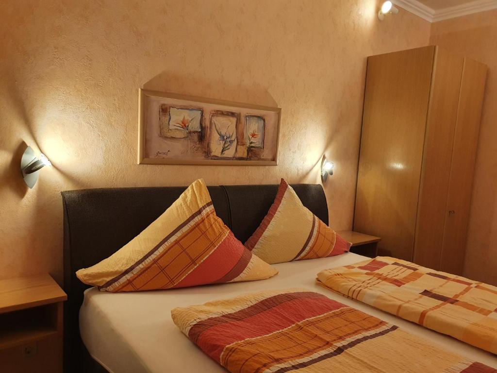 科赫姆苏伟古斯瑟姆酒店的一间卧室配有带枕头的床