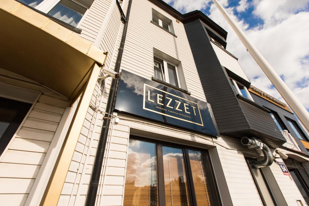 华沙Lezzet Hotel & Turkish Restaurant的建筑一侧的酒店标志