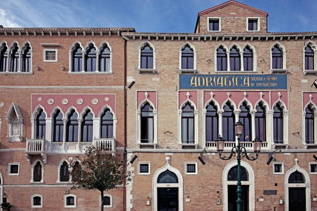 威尼斯Il Palazzo Experimental的一座大砖砌建筑,上面有标志