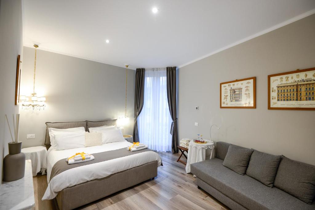 热那亚Il Genovino的酒店客房,配有床和沙发