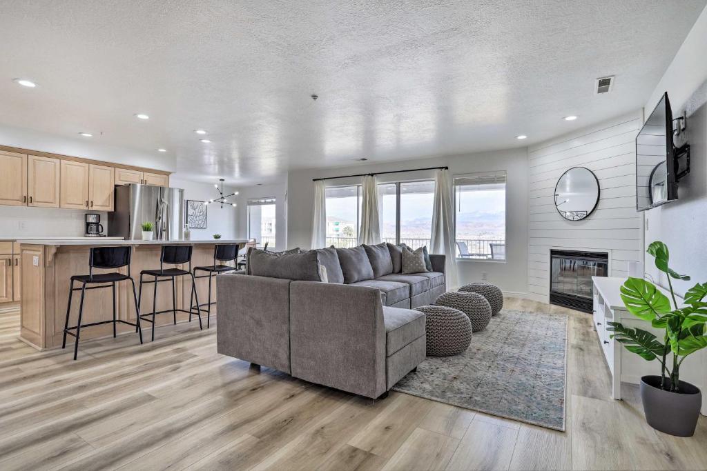 圣乔治Luxe Family Condo with Mtn View and Resort Perks!的带沙发的客厅和厨房