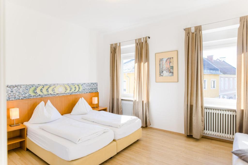 莱布尼茨洛美霍夫酒店及餐厅的酒店客房设有两张床和窗户。