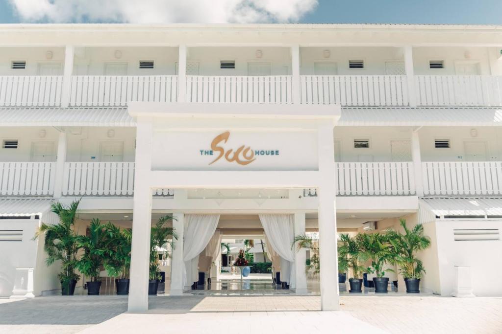 卡斯特里The SoCo House - All-Inclusive的海滩景旅馆