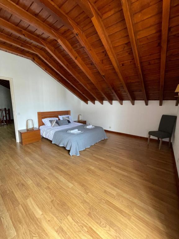 蓬塔德尔加达Arco´s Apartment 2的一间卧室设有一张床和木制天花板