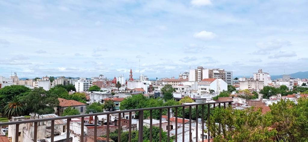 萨尔塔La Vicente的阳台享有城市美景。