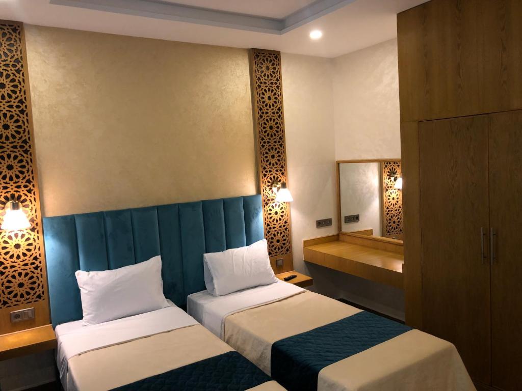 阿加迪尔Palm’s Motel的酒店客房带两张床和一间浴室