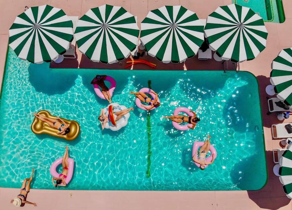 The Marley Hotel by AvantStay Classic Palm Springs Hotel w Pool Hot Tub内部或周边的泳池