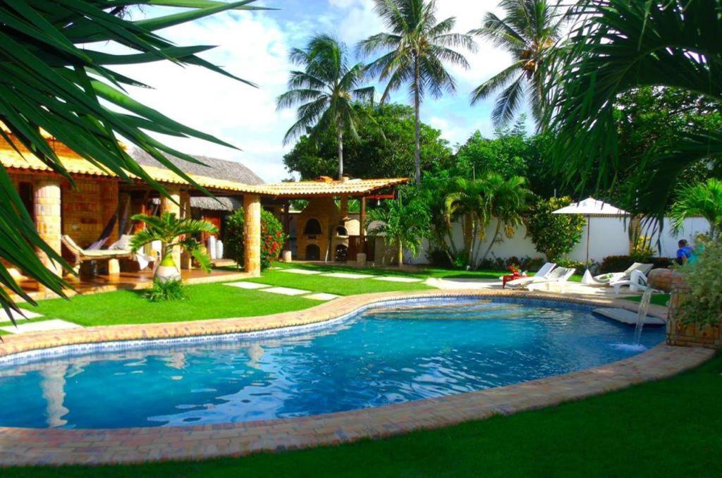 贝贝里比Pousada Villa Mariposa的一座房子的院子内的游泳池