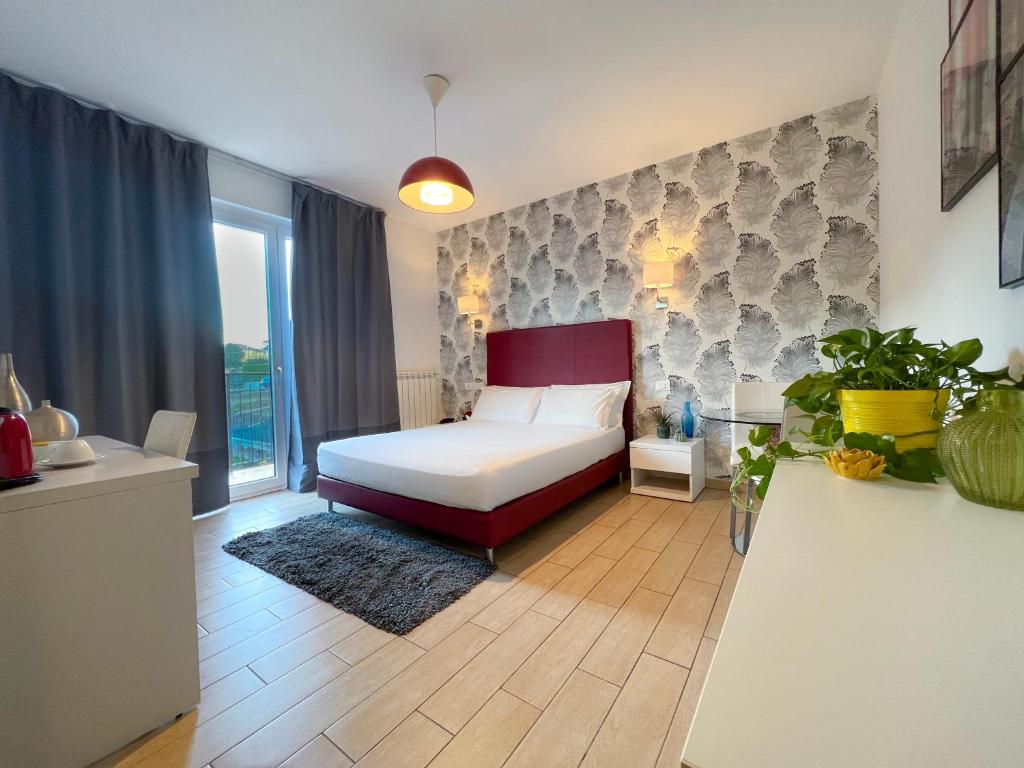 科莫科莫罗索维诺酒店 的一间卧室设有一张床和一个大窗户