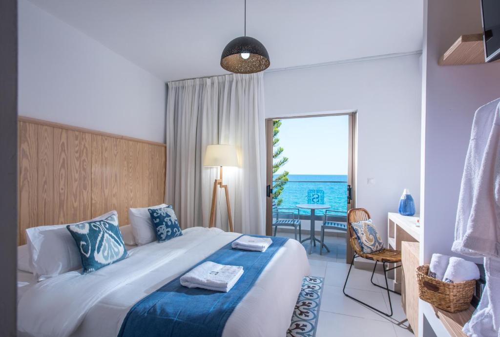 赫索尼索斯Enorme Serenity Spritz - Adults Only的一间卧室配有一张床,享有海景
