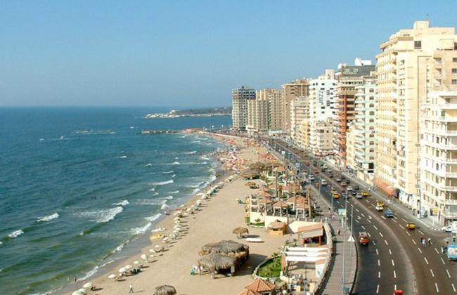 亚历山大شقة فندقية اسكندر ابراهيم的拥有建筑的海滩,海洋和城市